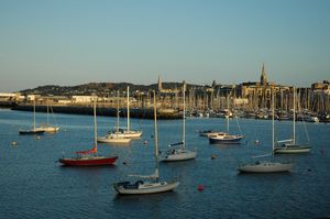 Dun Laoghaire veer, pohled z mola na mstoDun Laoghaire marina - veterni