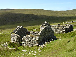 Achill Island, oputn vesnice s destkami kamennch domk