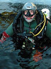 Silva jistí s rebreatherem (foto Tomáš Sládek)