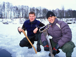 Radek Bohuòovský a Martin Štìpánek pøi pøípravì dìr (foto Jan Hájek)