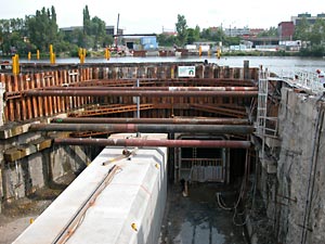 Jeden tubus u je pod vltavou (Foto: Tom Sldek)