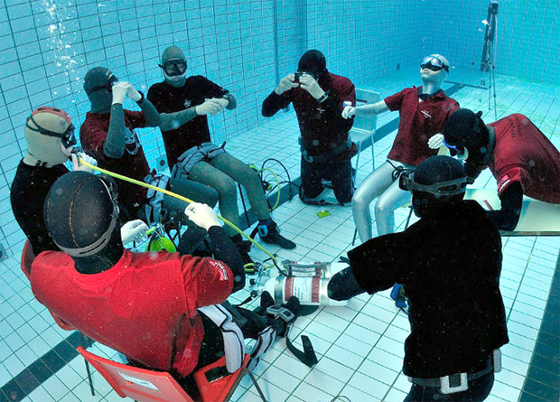 Osm potápìèù sdílelo jednu automatiku