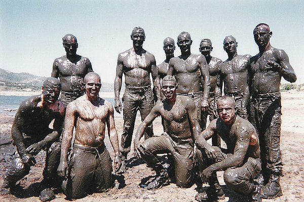 Mud diving v Cizinecké legii - 3. zleva