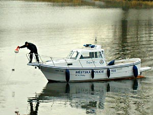 Mstsk policie pomh pi oznaovn msta ponoru