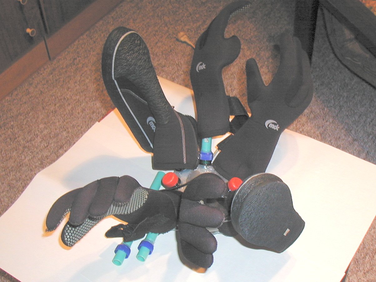 Sušák s nasazenými rukavicemi a botkami