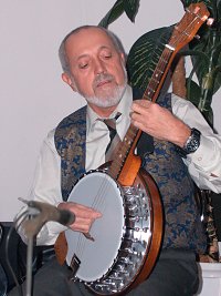 Prof. Novomesk hraje na banjo